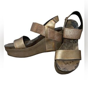 OTBT Women's Bushnell Wedge Sandals- Gold